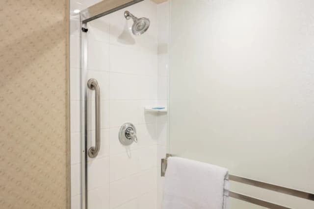 Holiday Inn Express Hotel & Suites Riverport Richmond by IHG-套房, 1 张特大床, 按摩浴缸-7