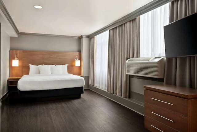 溫哥華市中心溫德姆戴斯酒店-標準客房, 1 張特大雙人床-1