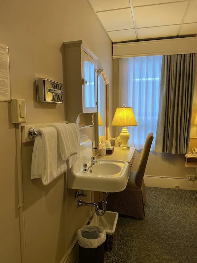 キングストン ホテル-エコノミールーム シングルベッド 1 台 共用バスルーム-3