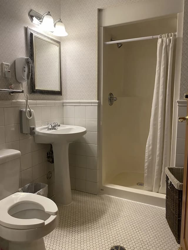 キングストン ホテル-エコノミールーム シングルベッド 1 台 共用バスルーム-6