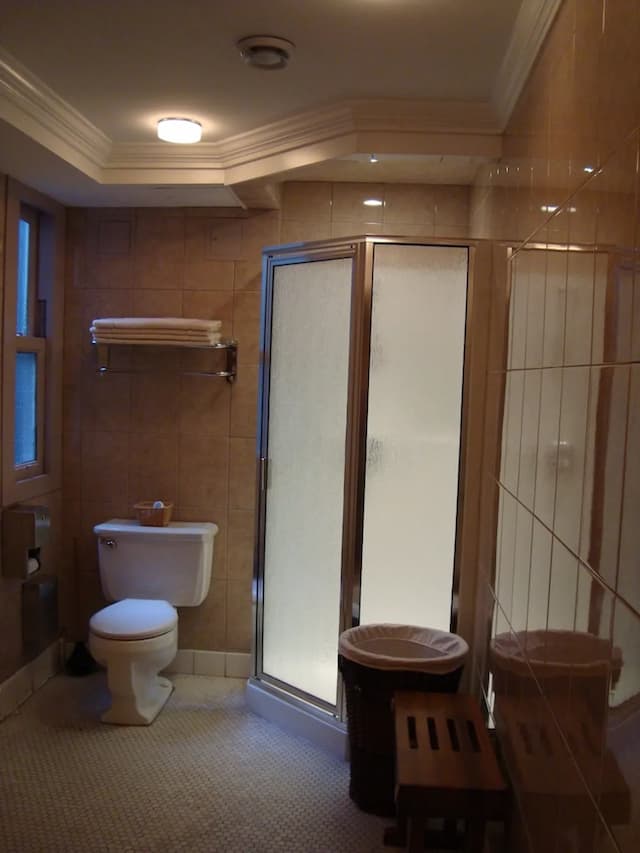 キングストン ホテル-スタンダード ルーム ダブルベッド 1 台 共用バスルーム-3