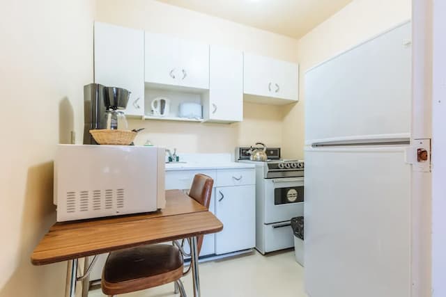 English Bay Hotel-Studio, Multiple Beds-8