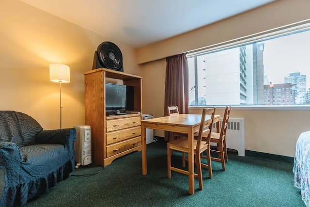 English Bay Hotel-Studio, Multiple Beds-7