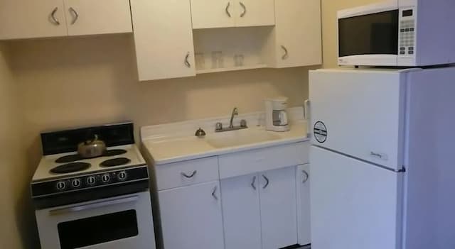 English Bay Hotel-Studio, Multiple Beds-9