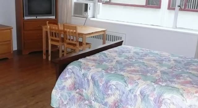 English Bay Hotel-Studio, Multiple Beds-3