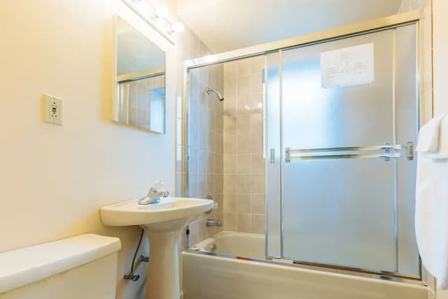 English Bay Hotel-Studio, 2 Queen Beds-8