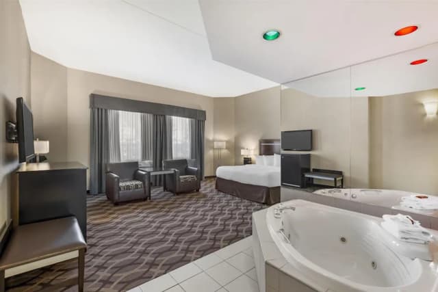 貝斯特韋斯特多倫多機場飯店-套房, 1 張特大雙人床, 非吸煙房, 按摩浴缸-1
