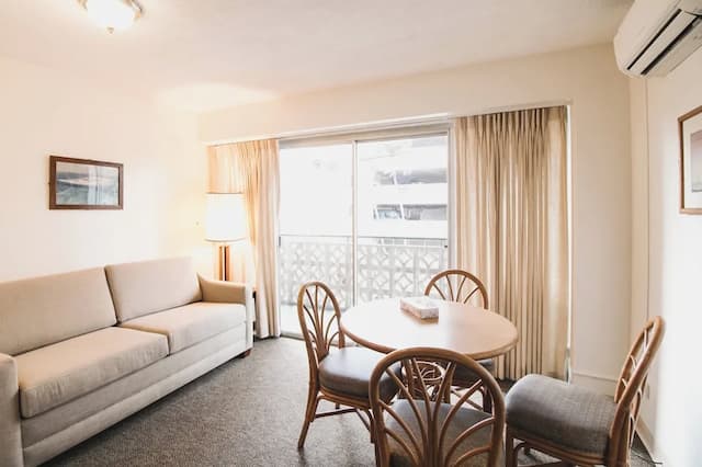 ロイヤル グローブ ワイキキ-スイート 1 ベッドルーム キッチン (King & Sofa Sleeper)-2