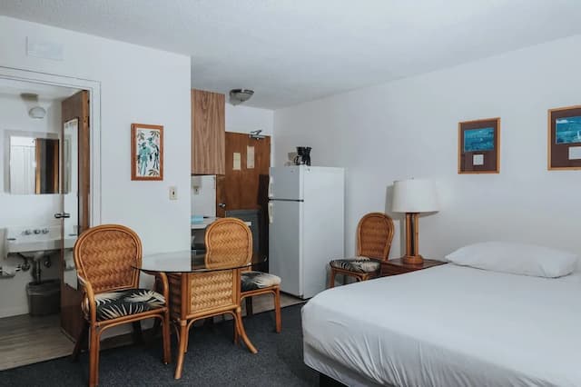 ロイヤル グローブ ワイキキ-デラックス スタジオ キッチン (King & Sofa Sleeper)-1