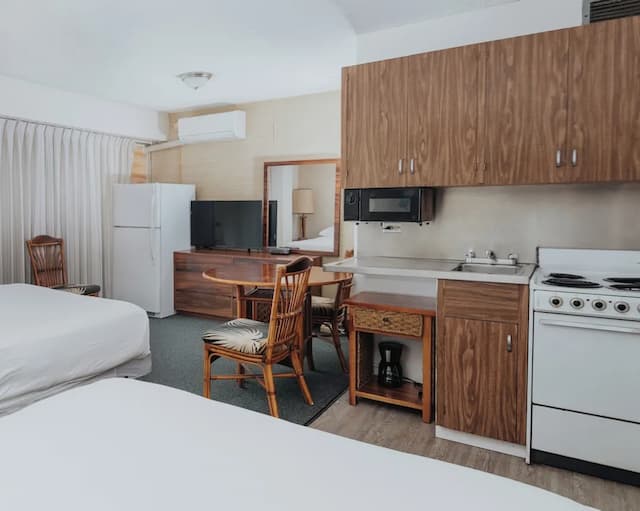 ロイヤル グローブ ワイキキ-デラックス スタジオ クイーンベッド 2 台 キッチン-5