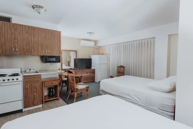 ロイヤル グローブ ワイキキ-デラックス スタジオ クイーンベッド 2 台 キッチン-1