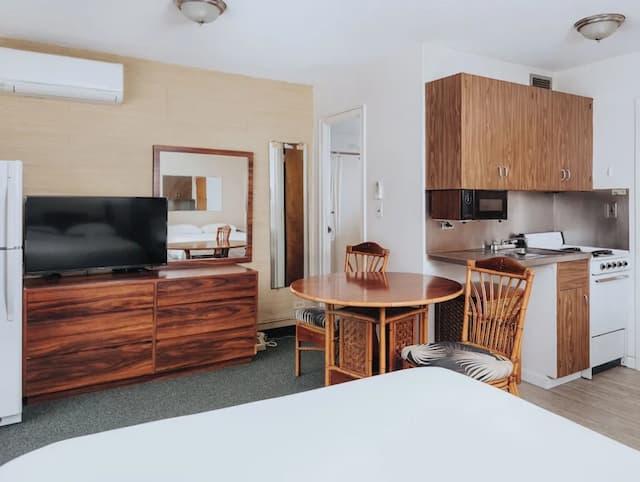 ロイヤル グローブ ワイキキ-デラックス スタジオ クイーンベッド 2 台 キッチン-4