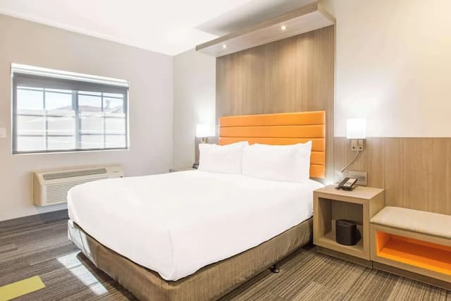 ロードウェイ  イン ニア メルローズ アベニュー-スタンダード ルーム キングベッド 1 台 禁煙-8