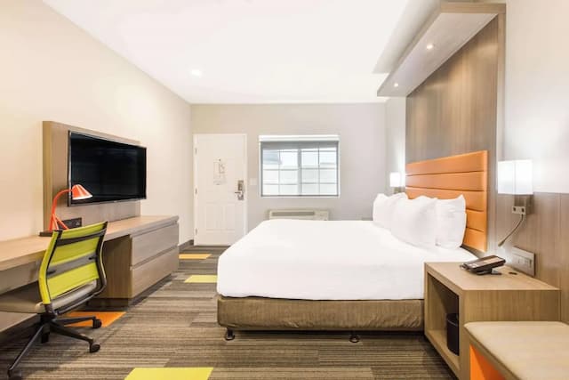 ロードウェイ  イン ニア メルローズ アベニュー-スタンダード ルーム キングベッド 1 台 禁煙-9