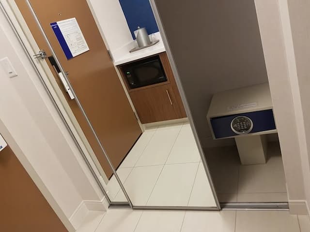 福利智選假日套房酒店 (IHG 旗下酒店)-標準客房, 1 張特大雙人床及 1 張梳化床-3