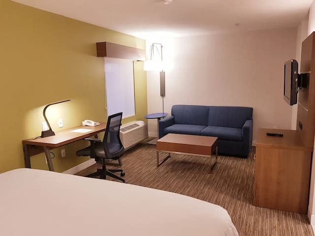 福利智選假日套房酒店 (IHG 旗下酒店)-標準客房, 1 張特大雙人床及 1 張梳化床-10