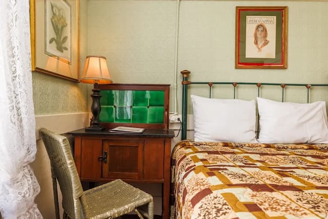 サン レモ ホテル-スタンダード ルーム ダブルベッド 1 台 共用バスルーム-5