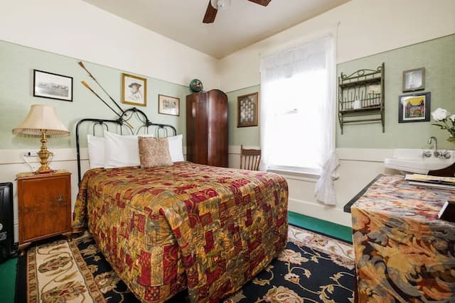 サン レモ ホテル-スタンダード ルーム ダブルベッド 1 台 共用バスルーム-1