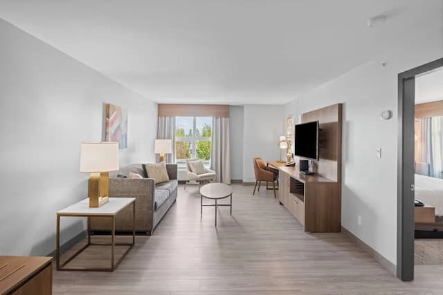 Holiday Inn Hotel & Suites Surrey East Cloverdale by IHG-Suite, 1 King Bed, Accessible-3