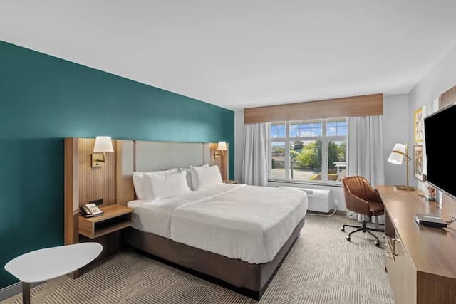 Holiday Inn Hotel & Suites Surrey East Cloverdale by IHG-Suite, 1 King Bed, Accessible-2
