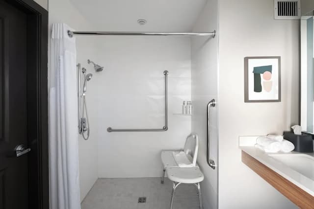 Holiday Inn Hotel & Suites Surrey East Cloverdale by IHG-Suite, 1 King Bed, Accessible-4