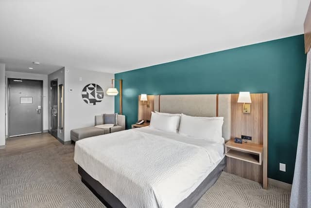 Holiday Inn Hotel & Suites Surrey East Cloverdale by IHG-Standard Room, 1 King Bed-5
