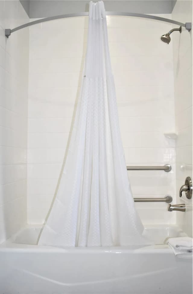 休斯敦大學 - 市中心溫德姆戴斯套房飯店-客房, 2 張加大雙人床, 無障礙, 非吸煙房 (Mobility,Hearing,Tub w/Grab Bars)-10