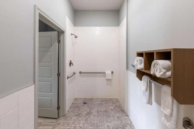 休斯敦大學 - 市中心溫德姆戴斯套房飯店-客房, 2 張加大雙人床, 無障礙, 非吸煙房 (Mobility,Hearing,Tub w/Grab Bars)-11