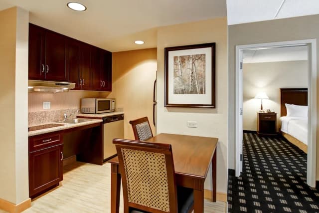 홈우드 스위트 바이 힐튼 토론토 에어포트 코퍼레이트 센터-스위트, 퀸사이즈침대 2개, 장애인 지원-3