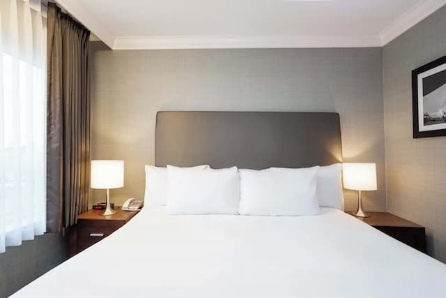 サンドマン ホテル バンクーバー エアポート-スタンダード スイート キングベッド 1 台ソファーベッド付き 簡易キッチン-7