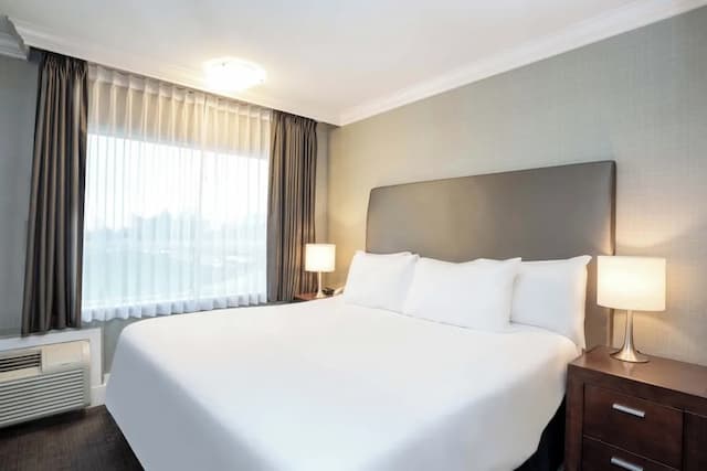 サンドマン ホテル バンクーバー エアポート-スタンダード スイート キングベッド 1 台ソファーベッド付き 簡易キッチン-1