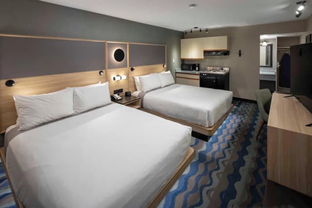 Accent Inns Burnaby-Two Queen Bed Kitchenette-1