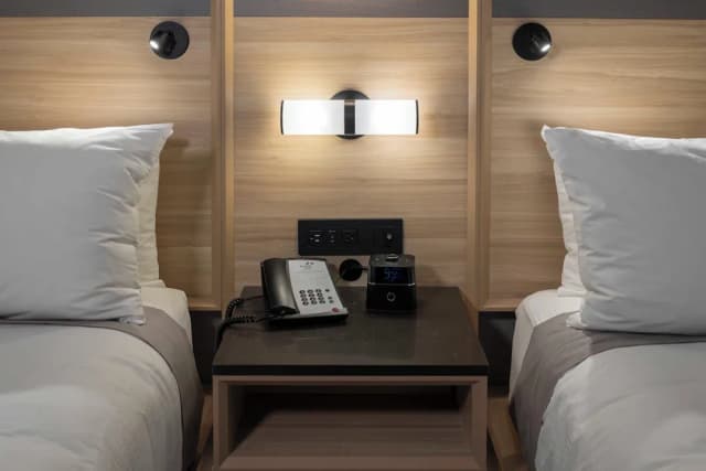 Accent Inns Burnaby-Two Queen Bed Kitchenette-7