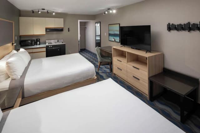 Accent Inns Burnaby-Two Queen Bed Kitchenette-2