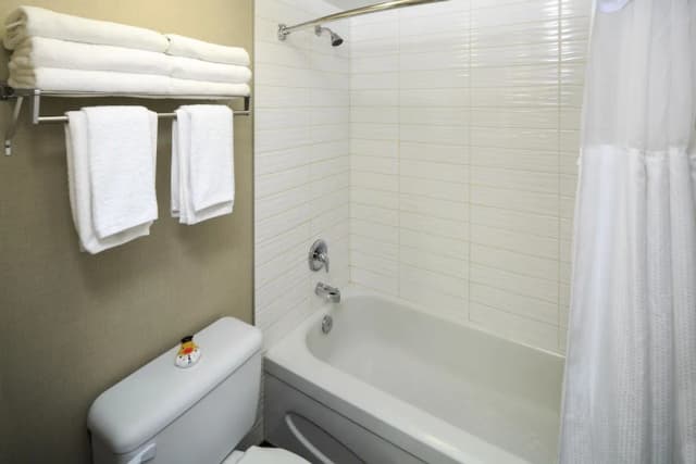 Accent Inns Burnaby-Executive Suite-9
