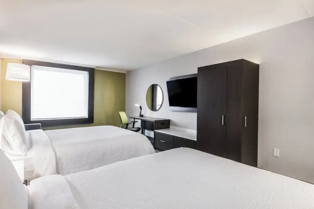 홀리데이 인 익스프레스 앤드 스위트 토론토 에어포트 사우스 바이 IHG-스탠다드룸, 퀸사이즈침대 2개 (Runway View)-8