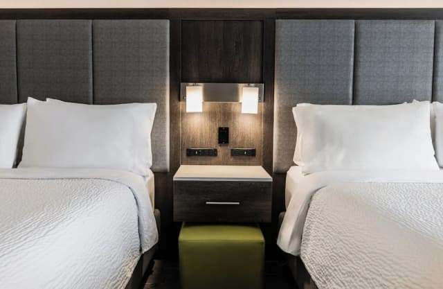 홀리데이 인 익스프레스 앤드 스위트 토론토 에어포트 사우스 바이 IHG-스탠다드룸, 퀸사이즈침대 2개 (Runway View)-4