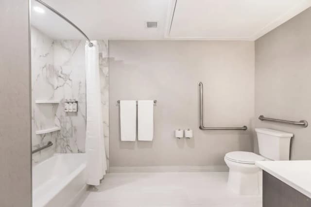 홀리데이 인 익스프레스 앤드 스위트 토론토 에어포트 사우스 바이 IHG-스탠다드룸, 퀸사이즈침대 2개, 장애인 지원 욕조 (Mobility, Accessible Tub)-7