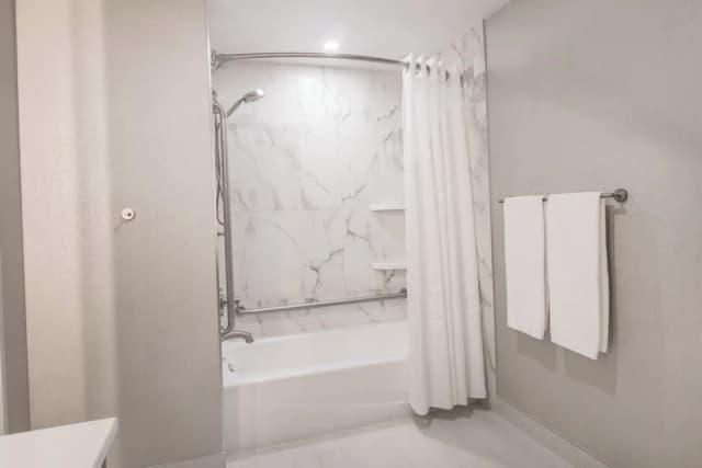 홀리데이 인 익스프레스 앤드 스위트 토론토 에어포트 사우스 바이 IHG-스탠다드룸, 퀸사이즈침대 2개, 장애인 지원 욕조 (Mobility, Accessible Tub)-5