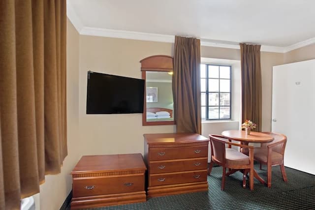 Super 8 by Wyndham Hollywood/LA Area-标准房, 1 张特大床, 无障碍-3