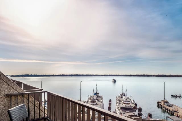 多倫多威斯汀海港城堡飯店-尊榮客房, 1 張特大雙人床, 陽台, 湖景-7