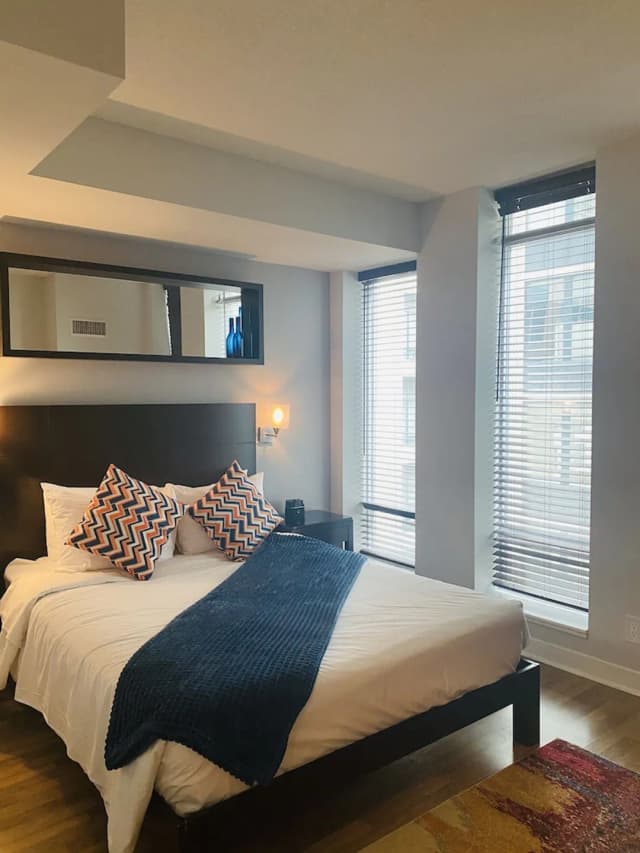 エグゼクティブ コスモポリタン ホテル トロント-ファミリー スイート クイーンベッド 1 台ソファーベッド付き-3