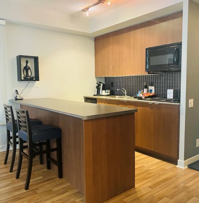 エグゼクティブ コスモポリタン ホテル トロント-ファミリー スイート クイーンベッド 1 台ソファーベッド付き-4