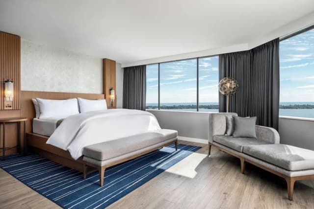 多倫多威斯汀海港城堡飯店-奢華開放式套房, 1 張特大雙人床, 湖景-1