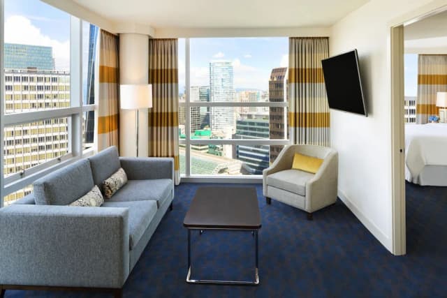 Sheraton Vancouver Wall Centre-俱乐部客房, 1 张特大床, 无烟房-3