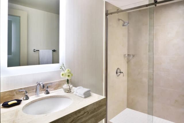 Sheraton Vancouver Wall Centre-俱乐部客房, 多张床 (Bedroom 1: 1 King.  Bedroom 2: 1 King)-6