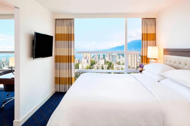 Sheraton Vancouver Wall Centre-小型客房, 1 张特大床, 无烟房-3