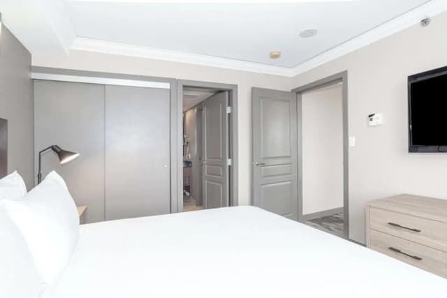 多倫多機場桑德曼簽名飯店-標準套房, 1 張特大雙人床, 廚房 (Washer Dryer)-2