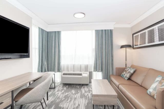 多倫多機場桑德曼簽名飯店-標準套房, 1 張特大雙人床, 廚房 (Washer Dryer)-4