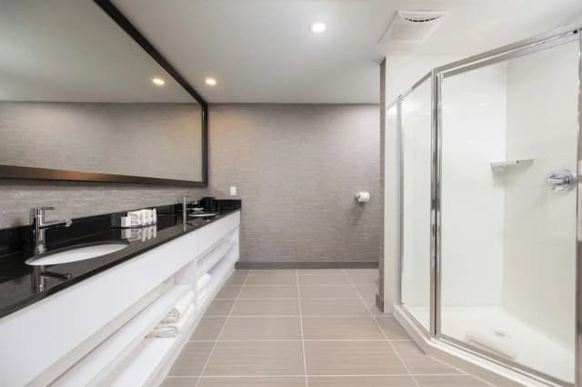 多倫多機場桑德曼簽名飯店-頂樓客房, 1 張特大雙人床和 1 張沙發床, 廚房-6